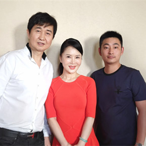 任靜、付笛聲與經(jīng)紀(jì)人李志合影